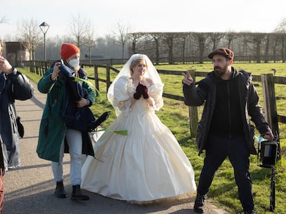 Kristen Stewart y Pablo Larraín, en el rodaje en Alemania de 'Spencer'.