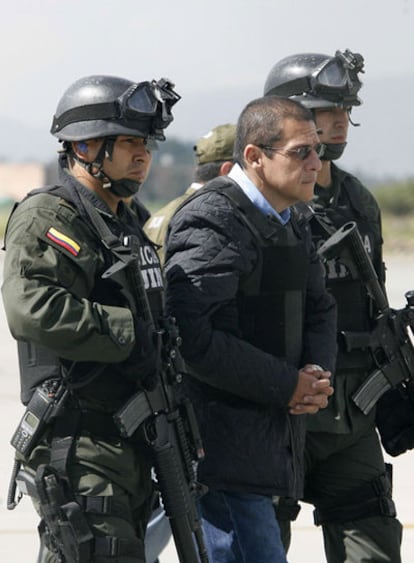 Diego Montoya, 'Don Diego', es flanqueado por dos policías en la base militar colombiana de Catam