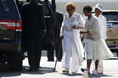 La abuela de Bobbi Kristina, Cissy Houston, en el funeral de la joven.