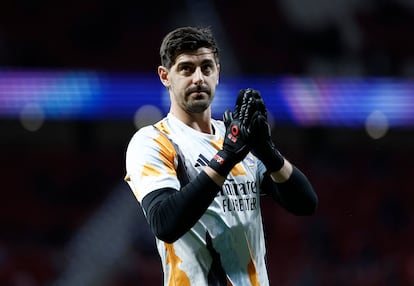 Thibaut Courtois durante el calentamiento previo al partido contra el Atlético.