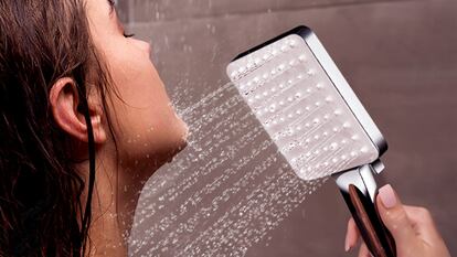 Artículo de EL PAÍS Escaparate en el que se describe las ventajas de uso de esta alcachofa de ducha de alta presión.