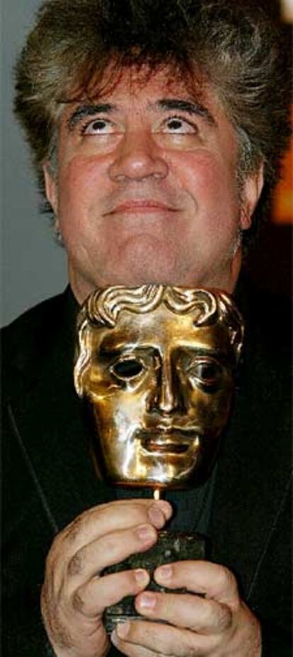 Pedro Almodóvar, ayer en Londres con el Premio Bafta.