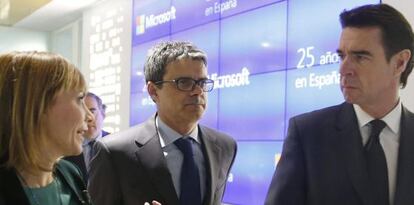 El ministro de Industria, José Manuel Soria, con los directivos de la empresa de tecnología
