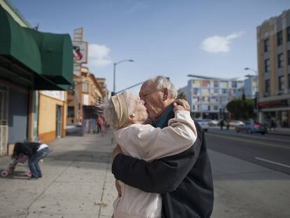 Jeanie y Will se besan después de una pelea. De la exposición 'Senior love triangle'