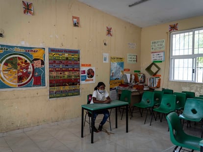 Una alumna de la escuela primaria Venustiano Carranza en la comunidad Canasayab, en Campeche (México), en 2021.