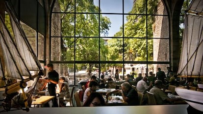 El comedor del restaurante Norai del Museo Mar&iacute;timo de Barcelona, en hora punta.