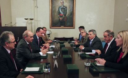 El ministro del Interior durante la reunión con las víctimas.