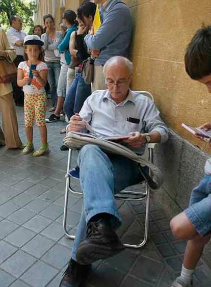 Manuel Rotaeche, mientras hacía la cola en la calle de Caracas.