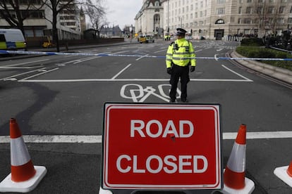 Un agente de policía vigila el acceso al puente de Westminster cortado al tráfico tras el atentado en Londres, el 23 de marzo de 2017.