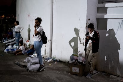 Tres mujeres desplazadas esperan a las afueras del estadio General Santander, el 21 de enero.