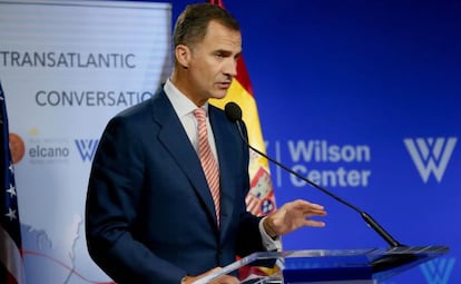 El rey Felipe VI durante su intervenci&oacute;n este mi&eacute;rcoles en un seminario sobre relaciones trasatl&aacute;nticas en Washington.