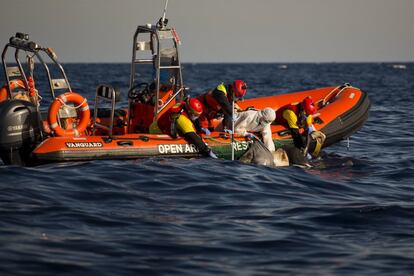 Trabajadores de la ONG 'Proactiva Open Arms' recogen el cadáver de una mujer, al norte de Zuwarah, Libia.