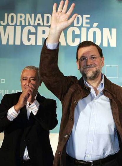 Mariano Rajoy, junto a Javier Arenas en Sevilla.