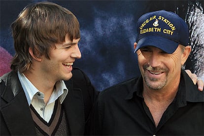 Ashton Kutcher y Kevin Costner, durante la presentación en Madrid de su última película.