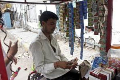 Puesto de venta en Nueva Delhi en el que se pueden ver las tiras con sobres de "gutka", el tabaco de mascar indio, que las autoridades del país asiático han prohibido.