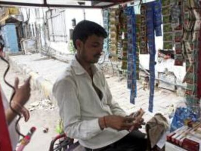 Puesto de venta en Nueva Delhi en el que se pueden ver las tiras con sobres de "gutka", el tabaco de mascar indio, que las autoridades del país asiático han prohibido.
