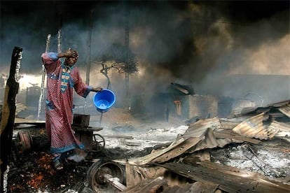 En la categoría Imágenes de Noticias, el primer premio en imágenes individuales ha sido para el nigeriano Akintunde Akinleye, de REUTERS, por una desoladora fotografía sobre la explosión de un oleoducto en Nigeria ocurrida el pasado diciembre.