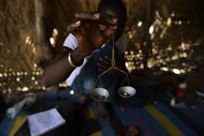 Zore Karim, un comerciante intermediario obtiene una pequeña bola de oro (4,5 gramos en la mina de Youga. Las acumulará hasta obtener el peso equivalente a un lingote (400 gramos) y procederá a venderlo en Ouagadougou, desde donde será transferido al comercio internacional. Una docena de hombres —que tengan suerte— tardan alrededor de dos días en conseguir un gramo de oro. Con ello obtendrán entre 20.000 y 30.000 francos CFA a repartir. Esto equivale a entre uno y dos euros al día por trabajador. El precio del gramo de oro de 24 quilates en el mercado internacional fluctúa alrededor de los 55 y 60 euros.