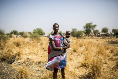 Nyarom Jiech Chuol vende madera en el mercado para intentar mantener a sus siete hijos. En 2017 escapó de los combates en Bentiu con su familia.