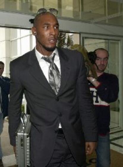 Nicolas Anelka, a su llegada, ayer, al aeropuerto de A Coruña.