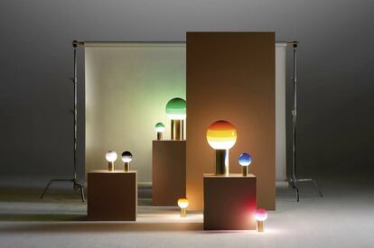 Jordi Canudas firma estas lámparas Marset que se realizan una a una en seis colores y se presentan en dos tamaños.