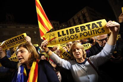 Concentración frente al Ayuntamiento de Barcelona para pedir la liberación  de los miembros del Govern encarcelados por la Audiencia Nacional.