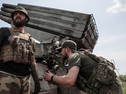 Militares ucranios preparan un sistema lanzacohetes para disparar en dirección a la ciudad de Bajmut, en un lugar no revelado, este viernes.