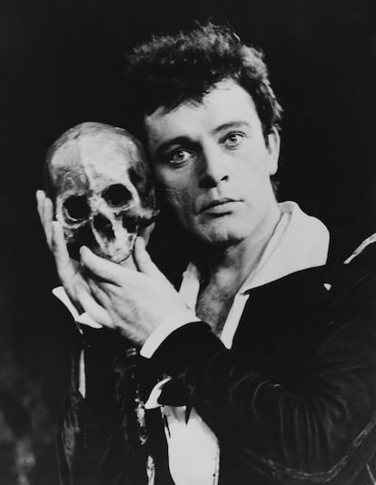 Richard Burton representando Hamlet en 1953.