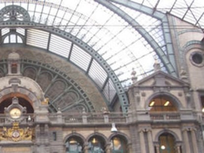 Detalle interior de la estación de trenes de Amberes, Bélgica