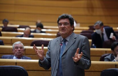 El ministro de Inclusión, Seguridad Social y Migraciones, José Luis Escrivá, interviene durante una sesión de control en el Senado.