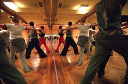 Alumnos de la academia de artes escénicas Memory, en una clase de baile.