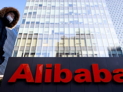 Logo de Alibaba en la fachada de sus oficinas en Pekín, en enero.