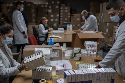 Miembros de una ONG preparan un reparto de medicamentos, el pasado día 3 en Beirut. 