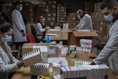 Miembros de una ONG preparan un reparto de medicamentos, el pasado día 3 en Beirut.