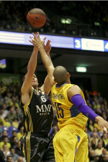 Dos jugadores se disputan un balón en el partido Real Madrid - Maccabi de la Euroliga de Baloncesto