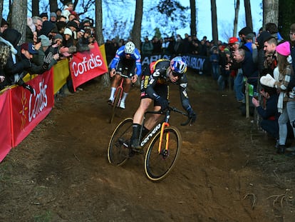 Van Aert, por delante de Van der Poel, en una carrera en Bélgica el pasado diciembre.