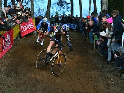 Van Aert, por delante de Van der Poel en una carrera en Bélgica el pasado diciembre.