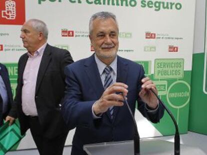 Manuel Pastrana, Francisco Carbonero y José Antonio Griñán, en la sede del PSOE.
