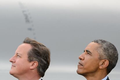 El presidente estadounidense, Barack Obama (d), y el primer ministro británico, David Cameron, durante la segunda jornada de la cumbre de la OTAN en el hotel Celtic Manor cerca de Newport (Gales, Reino Unido).