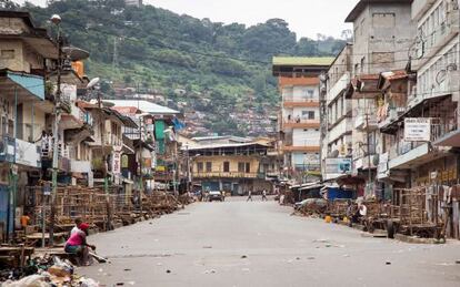 Poques persones al carrer a la ciutat de Freetown, durant el confinament de tres dies ordenat en alguns barris afectats per l'ebola.