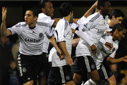 Los jugadores del Chelsea celebran uno de los goles de Malouda.