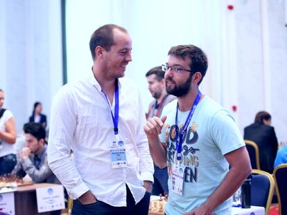 Paco Vallejo, a la izquierda, conversa con Iván Salgado en la sala de juego de Tiflis.