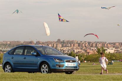 Elegido coche del año 2005 por la sección de Motor de <i>El Viajero,</i> el Ford Focus aparece fotografiado en el Parque Juan Carlos I de Madrid.