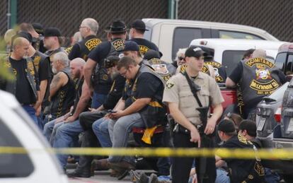 Diversos 'motards' custodiats per un agent de policia a Waco, Texas