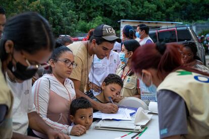 La mayoría de los migrantes aquí provienen de Venezuela. Otros llegan desde Cuba, Ecuador, Haití, e incluso de algunos países asiáticos y africanos, como Bangladés o Senegal. Su viaje, en el que están expuestos a situaciones de mucha vulnerabilidad, puede durar meses. Como expone la responsable de nutrición, Karen Alemán, “las atenciones alimentarias se duplicaron a partir de julio y los casos de riesgo siguen en aumento”.