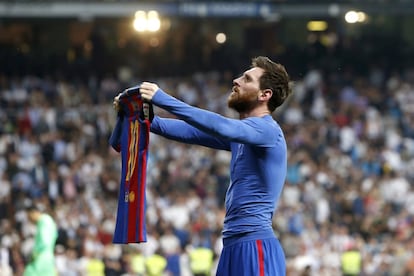 El delantero barcelonista celebra el gol de la victoria ante el Real Madrid, durante el encuentro correspondiente a la jornada 33º de primera división, disputado en abril de 2017 en el estadio Santiago Bernabéu.