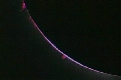 Imagen proporcionada por la NASA en la que se pueden observar dos fogonazos en la superficie solar durante el eclipse, que en Turquía se ha observado como total.