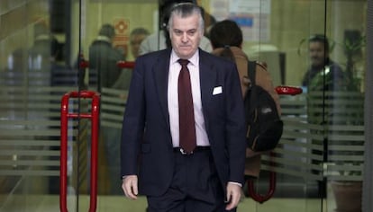 Luis Bárcenas sale de la Audiencia Nacional.