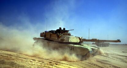 Un tanque Abram estadounidense de la 3ª Brigada de Infantería llega para proteger un depósito de municiones pertenecientes al antiguo régimen iraquí de Saddam Hussein en Tikrit, el 1 de septiembre de 2003.