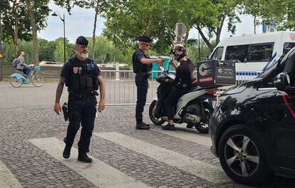 Varios policías paran el tráfico en las inmediaciones del río Sena en París en los días previos a las Olimpiadas de 2024.